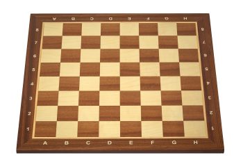 Drewniana szachownica z oznaczeniami pól – symbol strategii i planowania