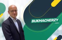 Dr Andreas Ditsche, CEO iGaming.com Group, obok logo Bukmacherzy.com