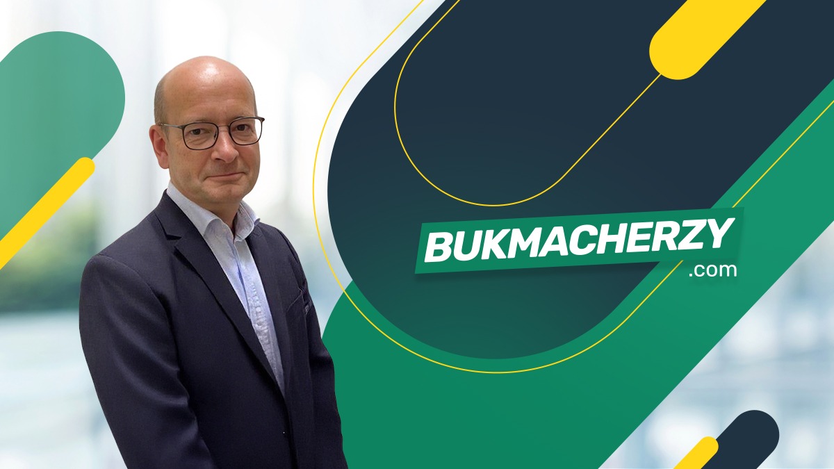 Dr Andreas Ditsche, CEO iGaming.com Group, obok logo Bukmacherzy.com